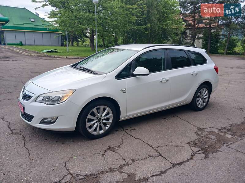 Универсал Opel Astra 2012 в Стрые