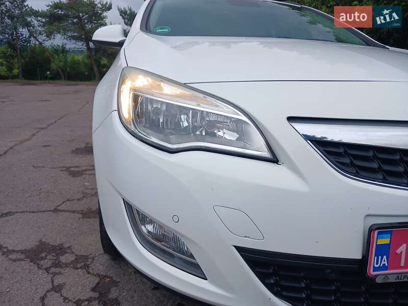 Универсал Opel Astra 2012 в Стрые