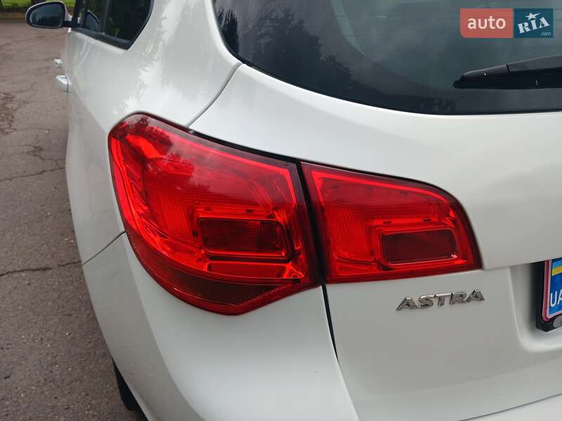 Универсал Opel Astra 2012 в Стрые