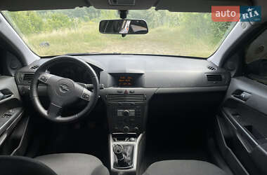 Хэтчбек Opel Astra 2005 в 
