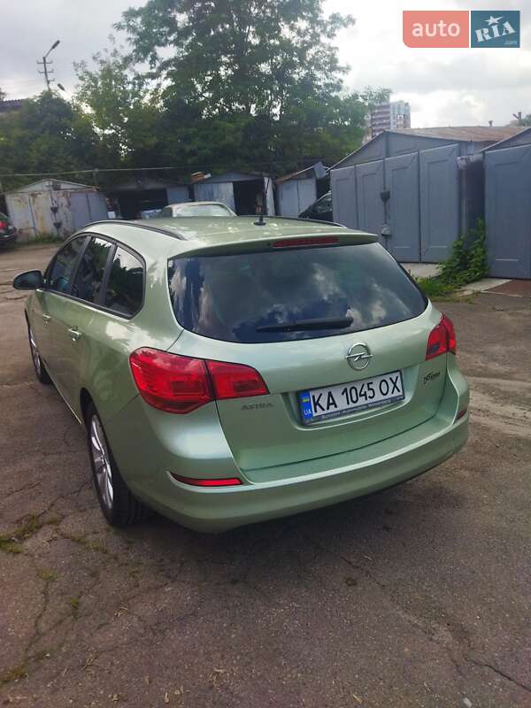 Універсал Opel Astra 2011 в Києві