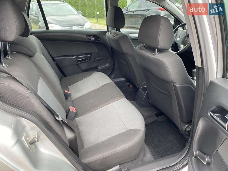 Універсал Opel Astra 2005 в Нововолинську