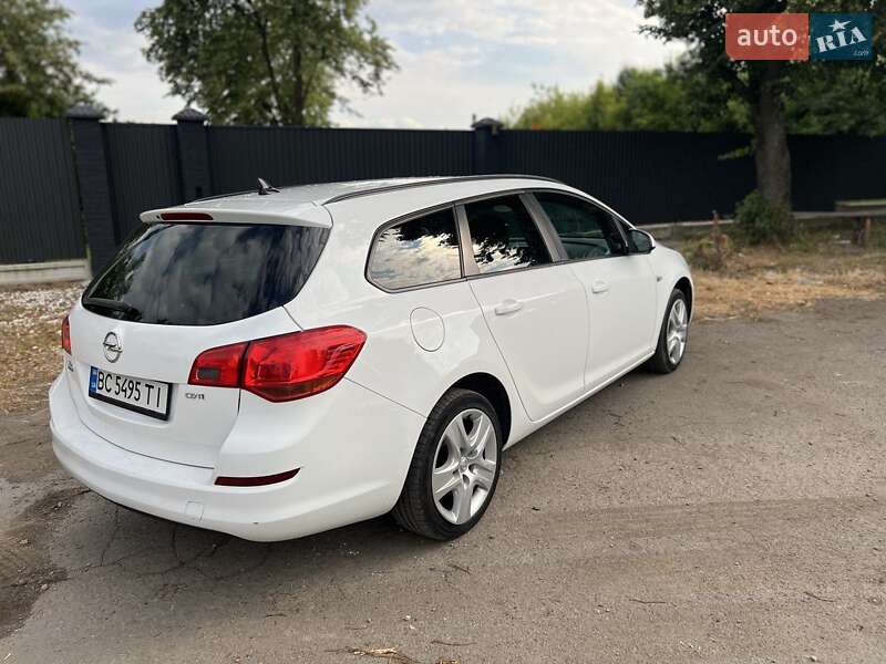 Універсал Opel Astra 2011 в Львові