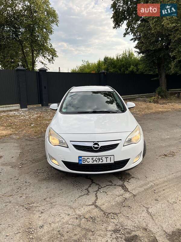 Універсал Opel Astra 2011 в Львові