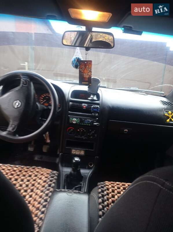 Седан Opel Astra 2008 в Ромнах