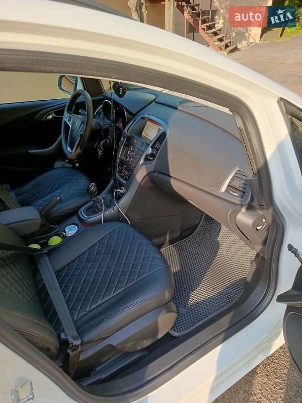 Универсал Opel Astra 2014 в Чернигове