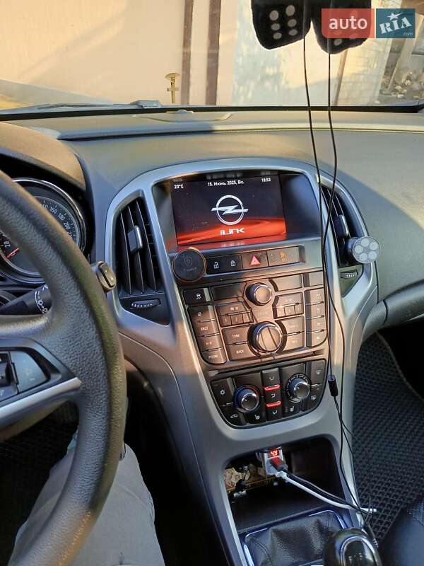 Универсал Opel Astra 2014 в Чернигове