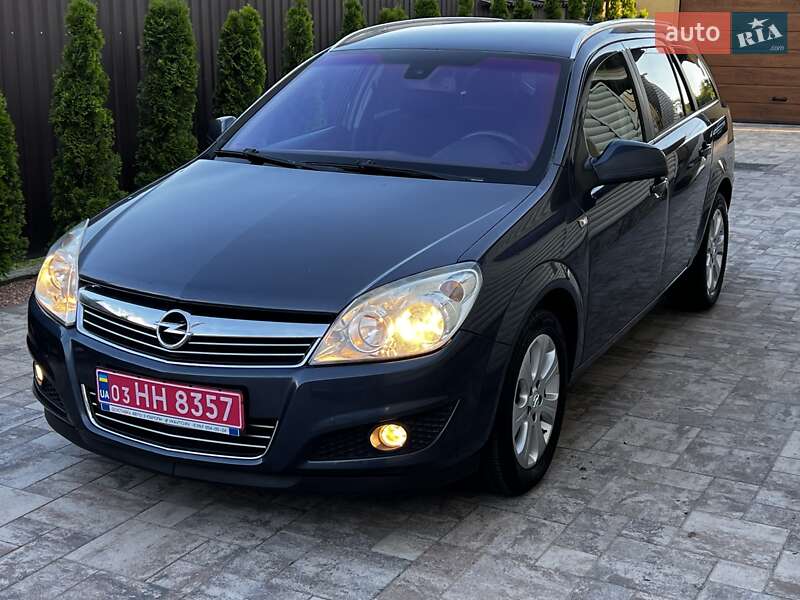 Универсал Opel Astra 2010 в Сарнах