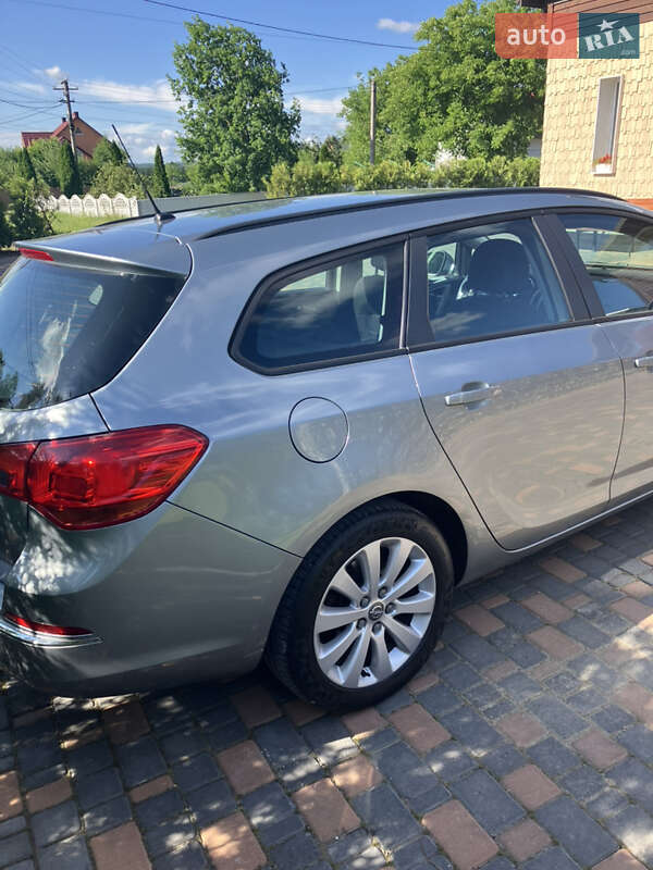 Универсал Opel Astra 2013 в Кицмани