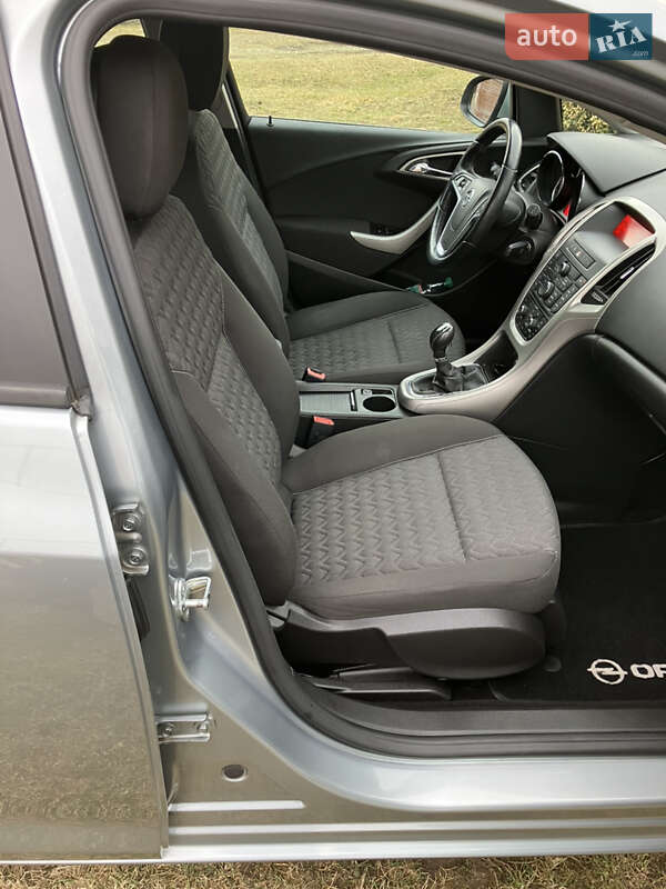 Универсал Opel Astra 2013 в Кицмани
