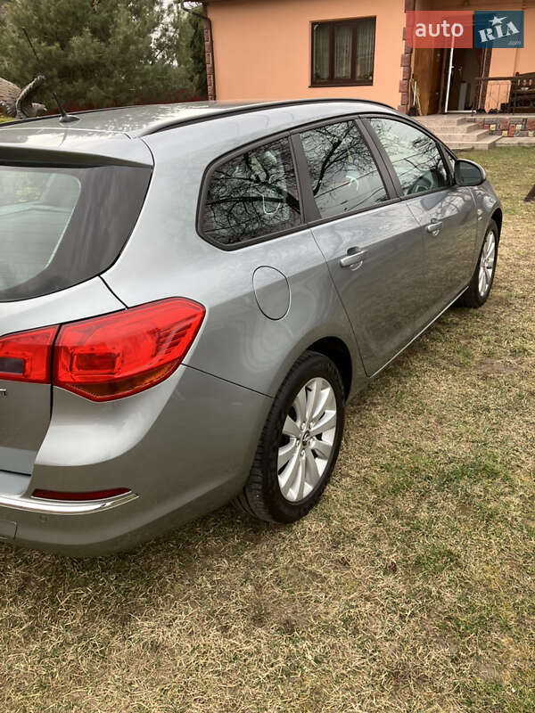 Универсал Opel Astra 2013 в Кицмани