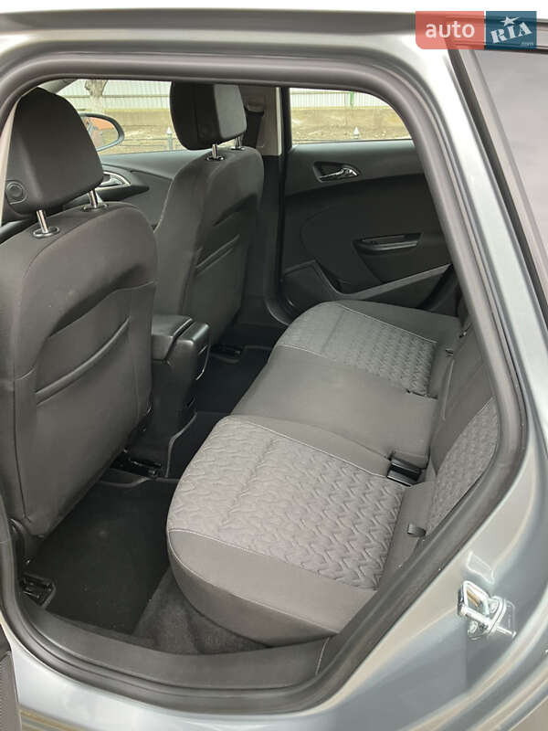 Универсал Opel Astra 2013 в Кицмани