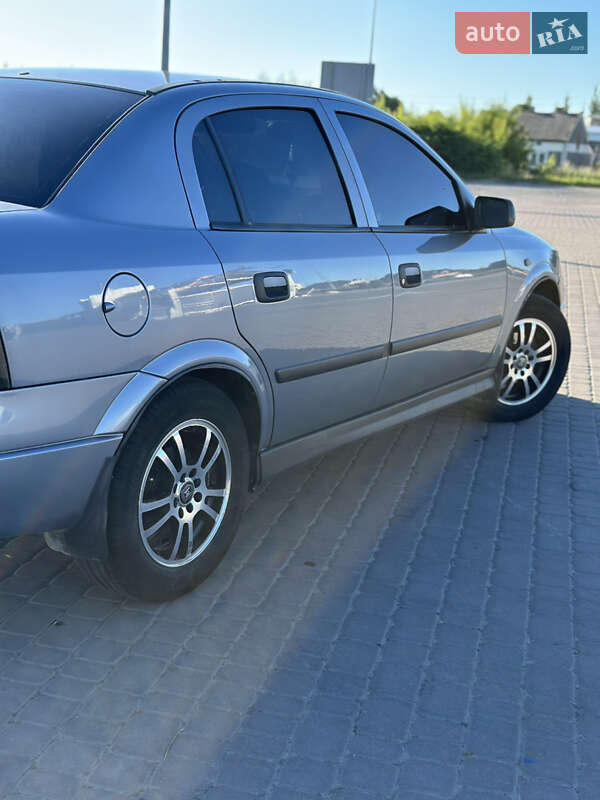 Седан Opel Astra 2007 в Городку