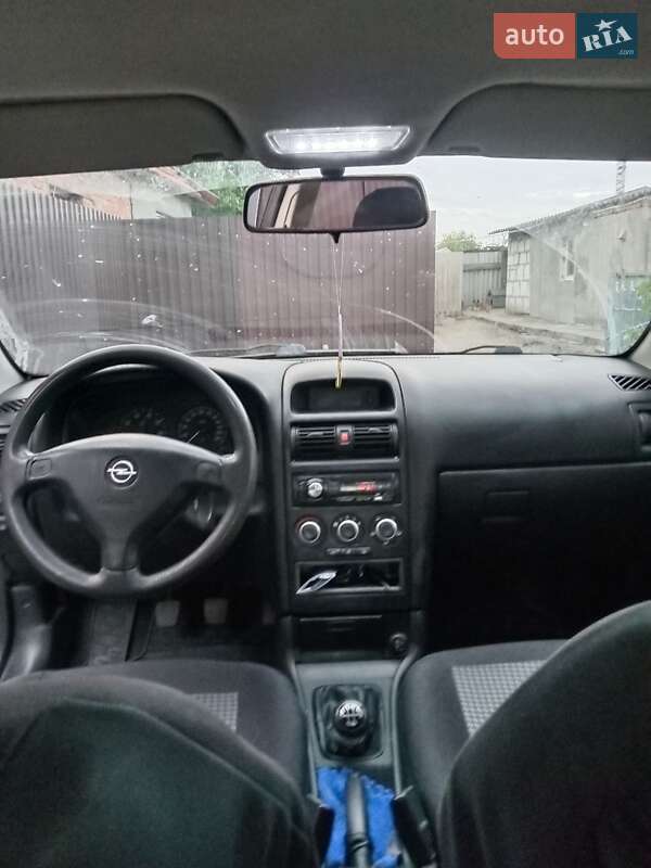 Седан Opel Astra 2004 в Новом Буге