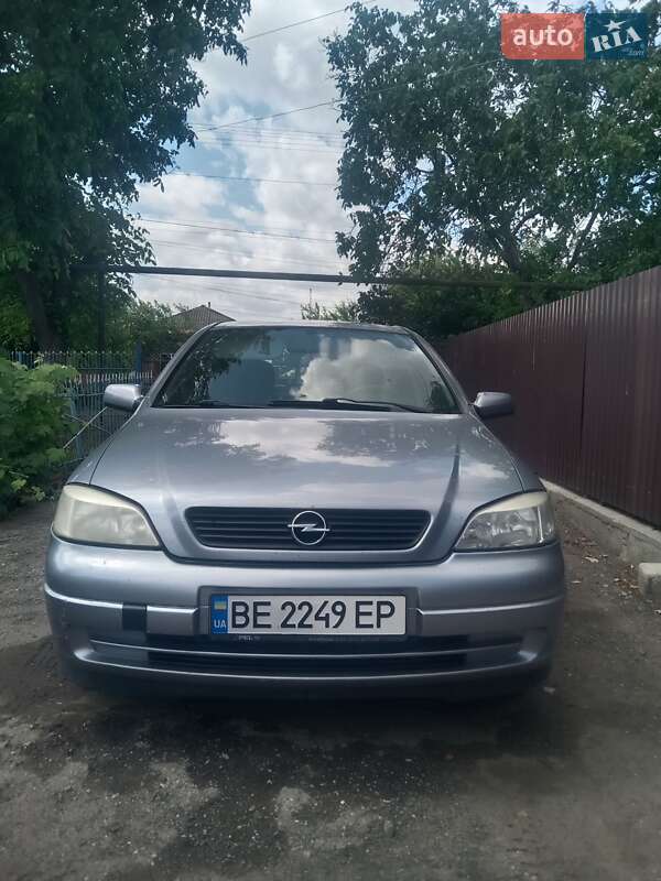 Седан Opel Astra 2004 в Новом Буге