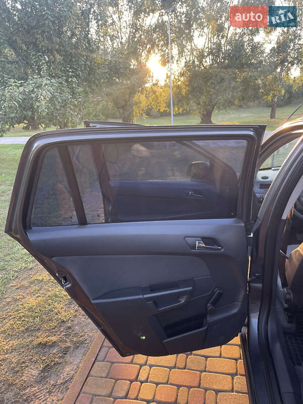 Универсал Opel Astra 2011 в Киеве