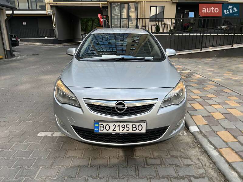 Універсал Opel Astra 2011 в Тернополі