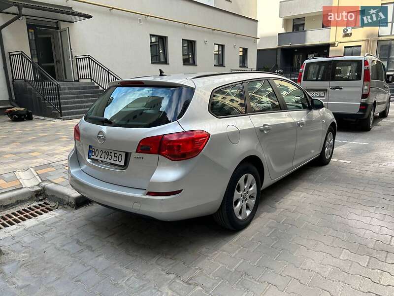 Універсал Opel Astra 2011 в Тернополі