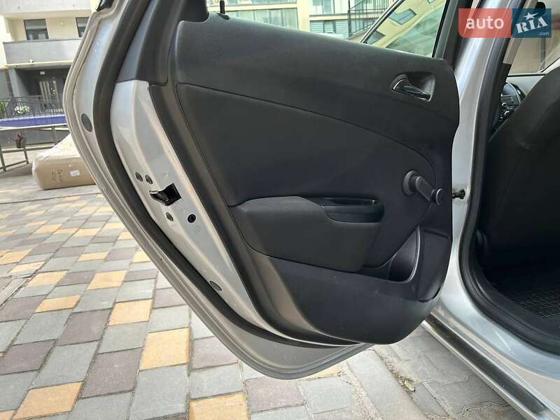 Універсал Opel Astra 2011 в Тернополі