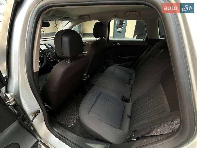 Універсал Opel Astra 2011 в Тернополі