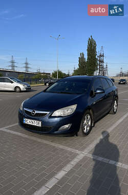 Універсал Opel Astra 2011 в Львові