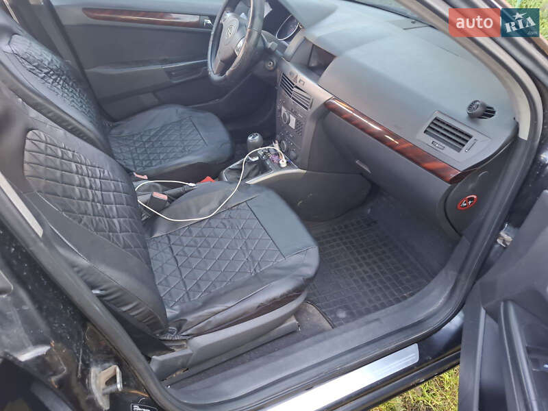 Купе Opel Astra 2005 в Львове