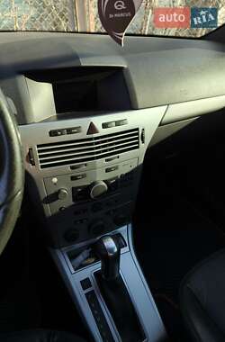 Купе Opel Astra 2007 в 