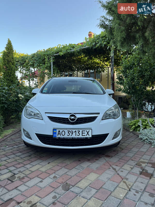 Универсал Opel Astra 2011 в 