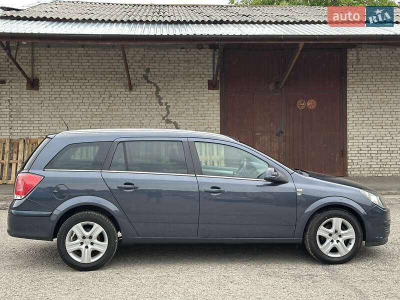 Универсал Opel Astra 2010 в Луцке
