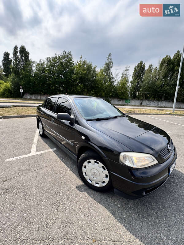 Седан Opel Astra 2006 в Киеве