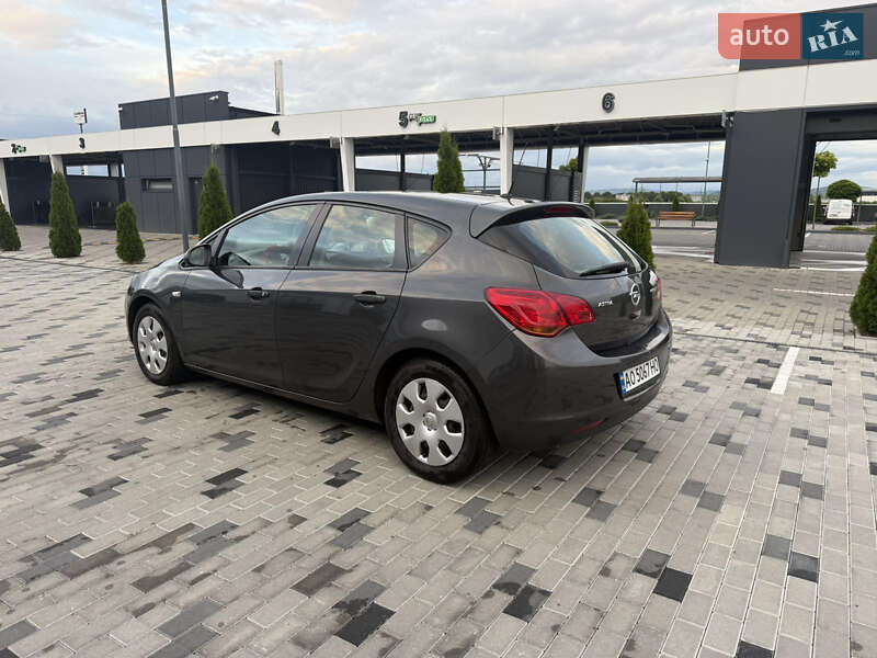 Хэтчбек Opel Astra 2011 в Ужгороде