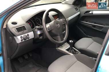 Хэтчбек Opel Astra 2005 в 