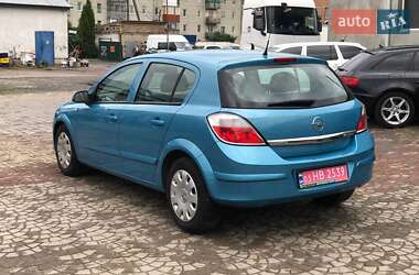 Хэтчбек Opel Astra 2005 в 