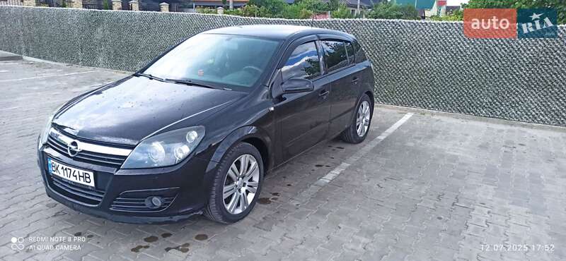 Хэтчбек Opel Astra 2005 в Вараше