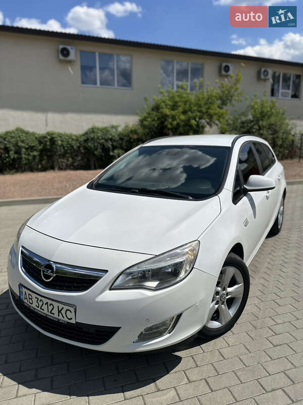 Универсал Opel Astra 2011 в 