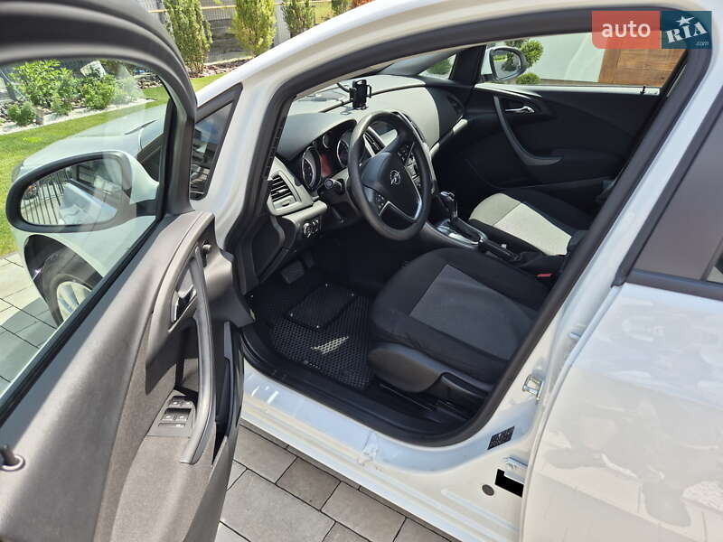 Седан Opel Astra 2017 в Львове