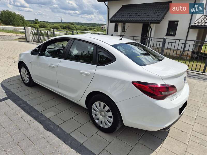 Седан Opel Astra 2017 в Львове
