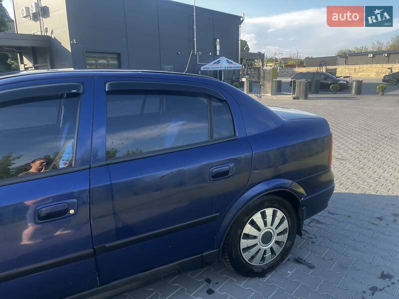 Седан Opel Astra 2004 в Золочеве