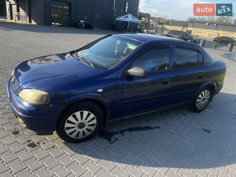 Седан Opel Astra 2004 в Золочеве