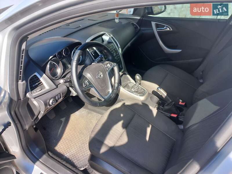 Универсал Opel Astra 2011 в Киеве