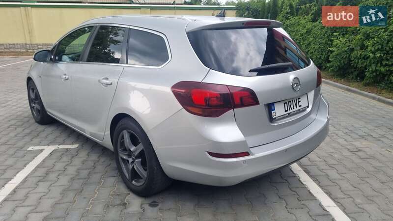 Універсал Opel Astra 2014 в Луцьку
