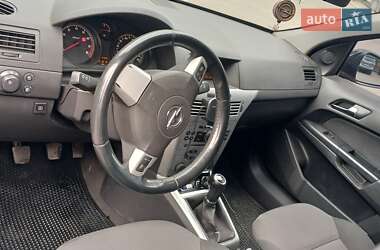 Хэтчбек Opel Astra 2012 в 
