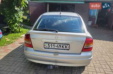 Хэтчбек Opel Astra 2003 в 