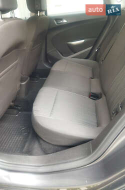 Хэтчбек Opel Astra 2011 в 