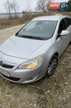 Седан Opel Astra 2012 в Сарнах