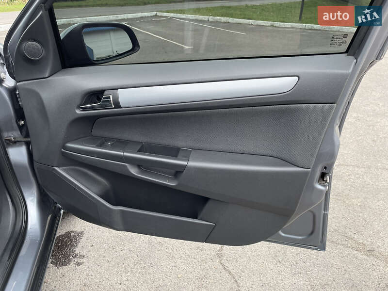 Хэтчбек Opel Astra 2006 в Радивилове