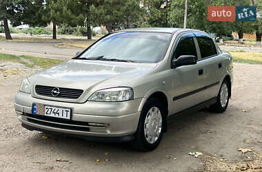Седан Opel Astra 2006 в Новом Буге