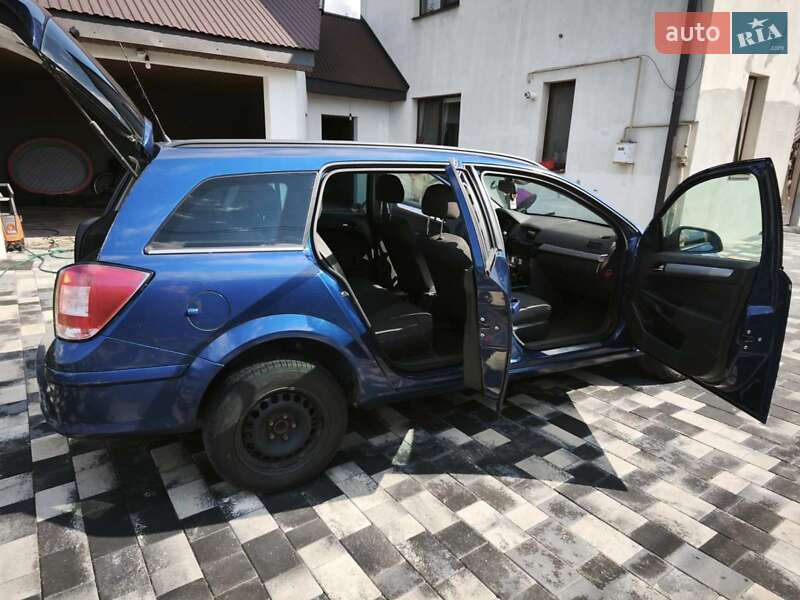 Универсал Opel Astra 2010 в Изяславе