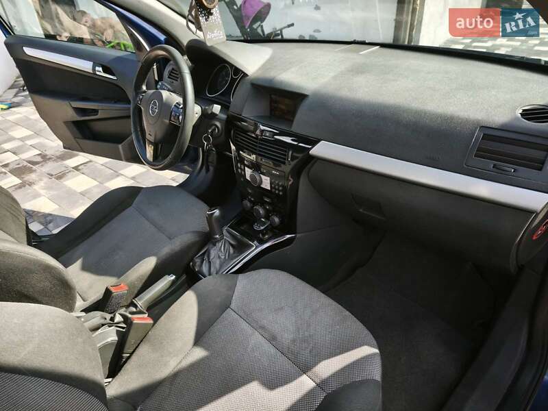 Универсал Opel Astra 2010 в Изяславе