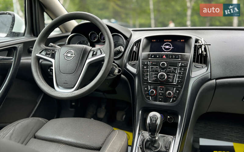 Универсал Opel Astra 2012 в Львове